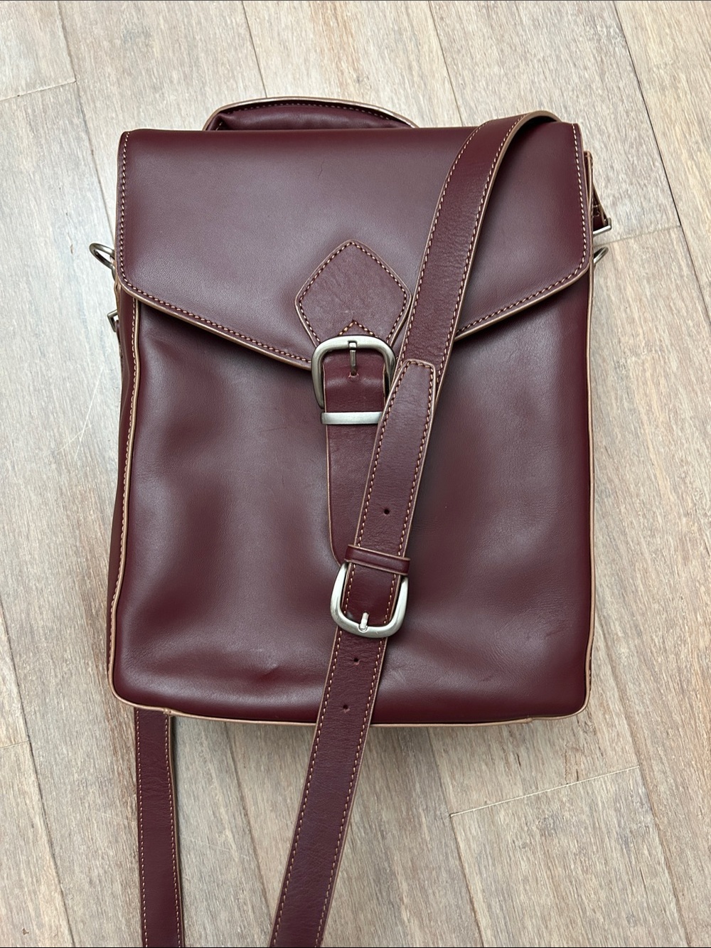 Levenger Men's Leather Crossbody Messenger / wine Bag - Burgundy